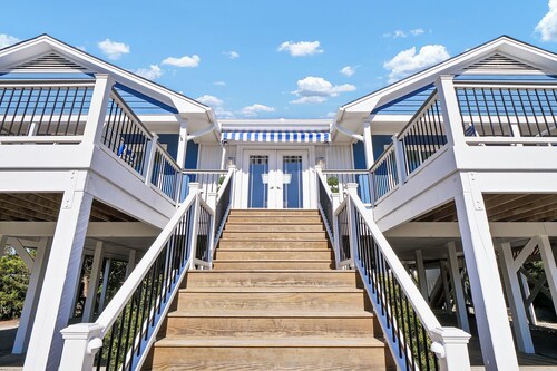 Coastal Retreat – Expansive Decks, Elevator & Easy Beach Access