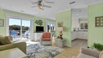 Télévision, table de tennis de table, livres