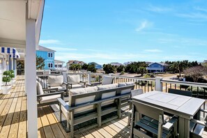 Outdoor dining - Coastal Retreat – Expansive Decks, Elevator & Easy Beach Access (Wrightsville Beach)