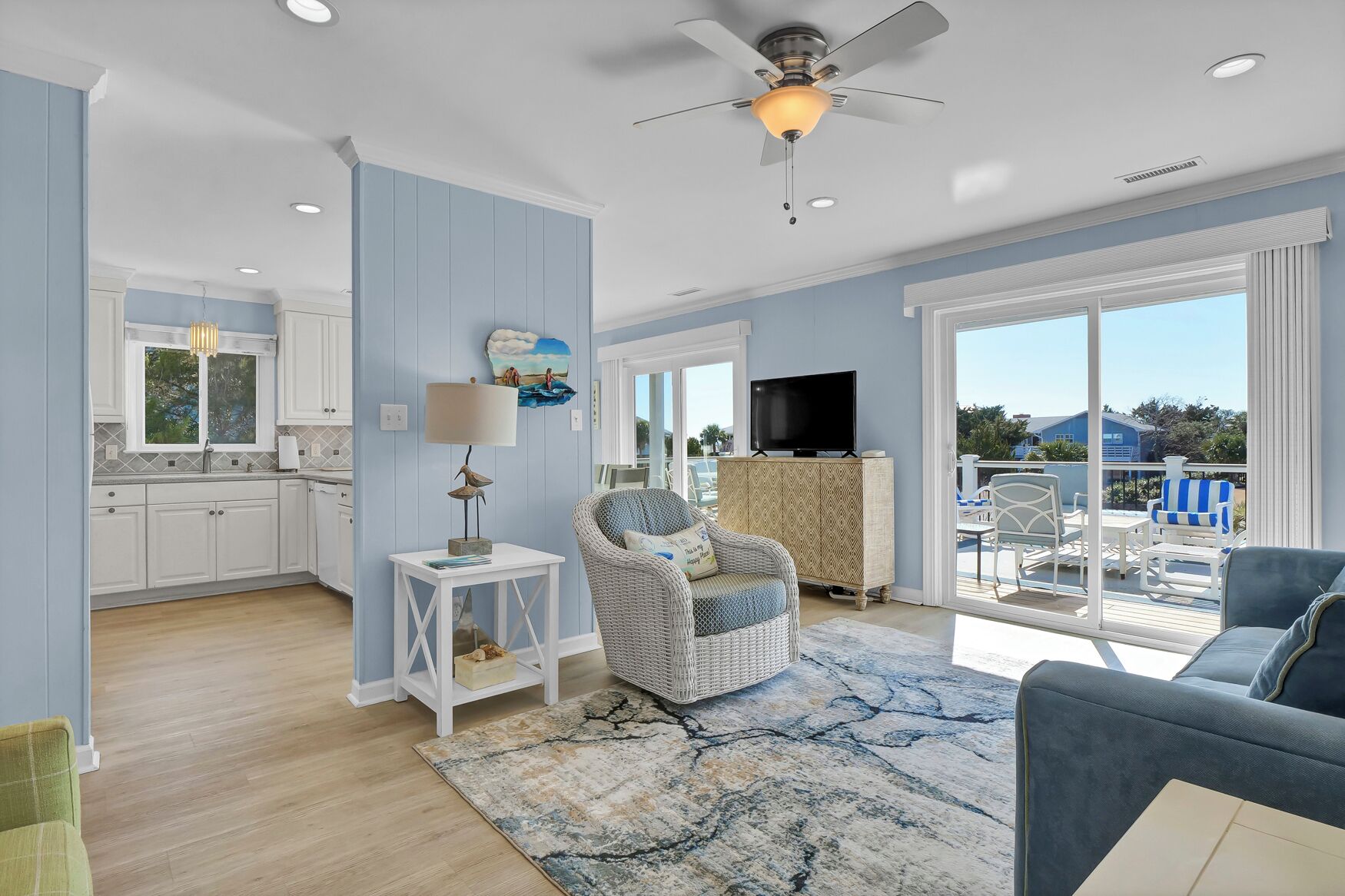 Télévision, table de tennis de table, livres