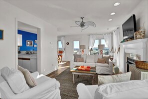 Fernseher, Kamin, Bücher