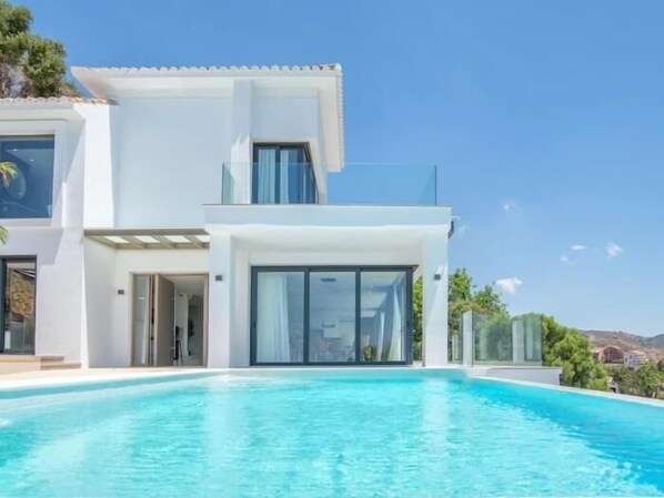 A modern two-story house with a swimming pool. - Sunrise Villa Marbella by Lodgerstrip (Marbella)