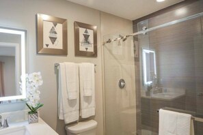 Haartrockner, Handtücher, Shampoo, Toilettenpapier
