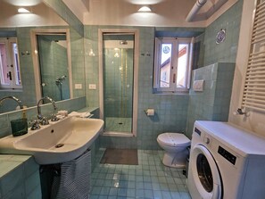 Bruser, hårtørrer, bidet, håndklæder