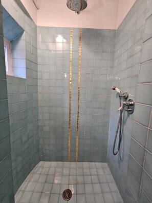 Bruser, hårtørrer, bidet, håndklæder
