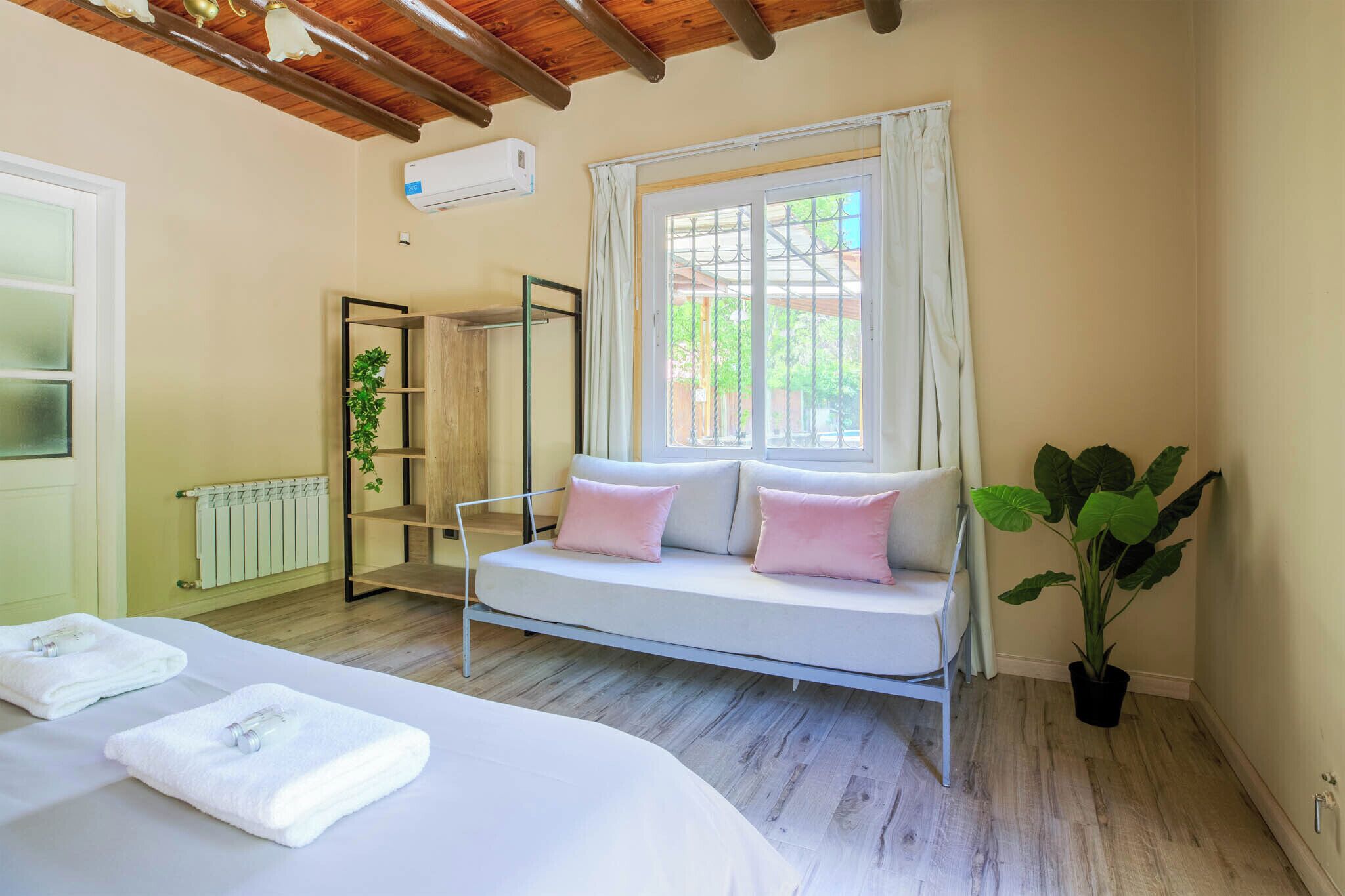 House | 4 bedrooms, iron/ironing board, free WiFi