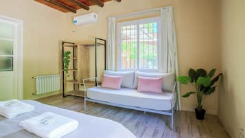 House | 4 bedrooms, iron/ironing board, free WiFi