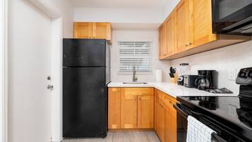 Standard Apartment, 1 Queen Bed with Sofa bed, Private Bathroom, Pool View | Private kitchen