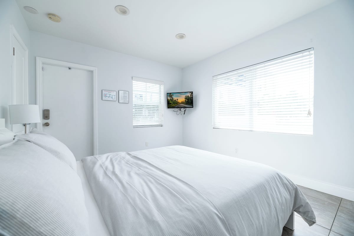Eenvoudig appartement, 1 queensize bed, magnetron, uitzicht op zwembad | 1 slaapkamer, een laptopwerkplek, een strijkplank/strijkijzer