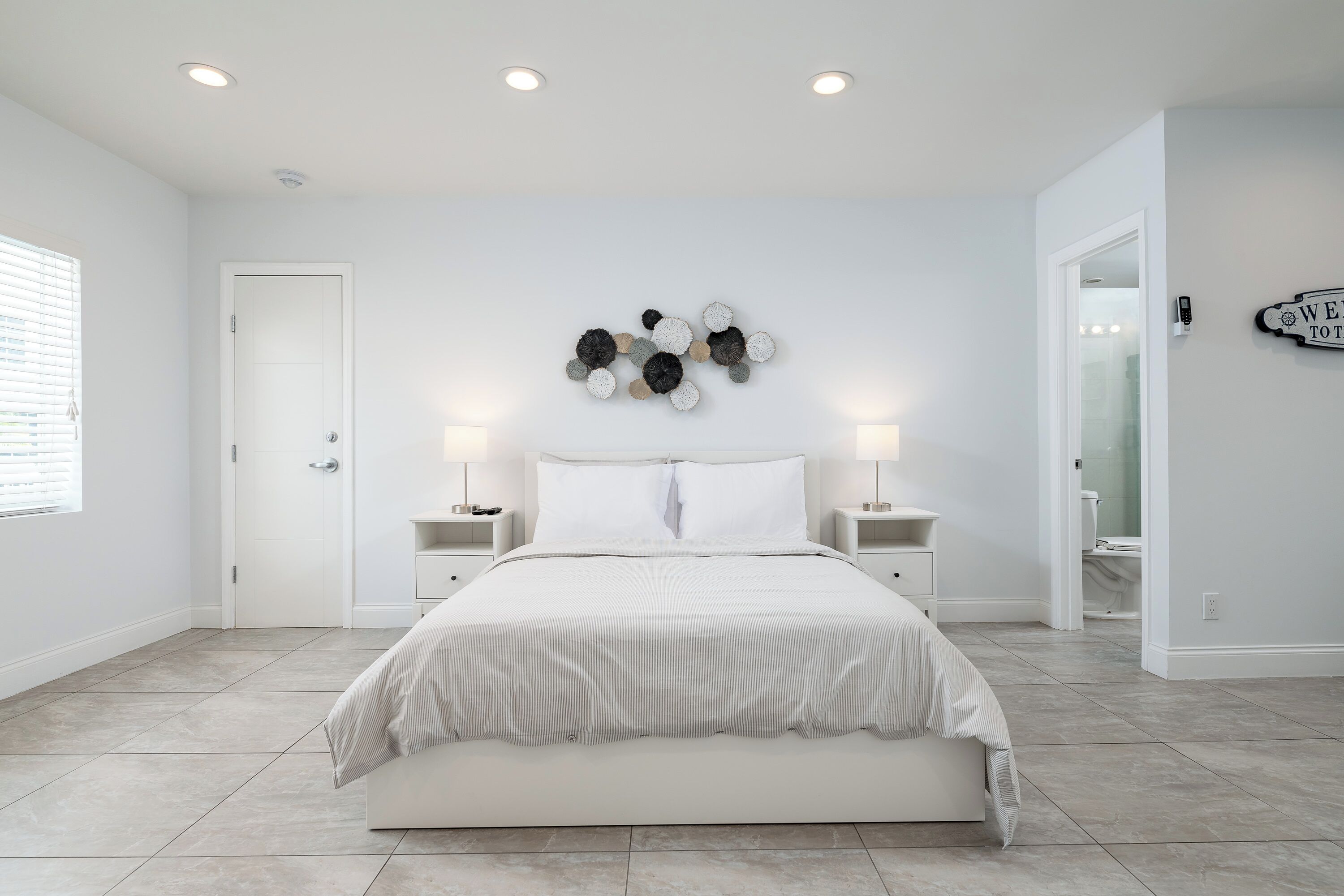 小型公寓, 1 张特大床, 厨房, 泳池景观 | 1 多间卧室、笔记本电脑工作区、熨斗/熨衣板、免费 WiFi