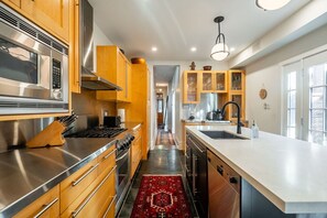 ثلاجة، ميكروويف، فرن، موقد طهي مسطح