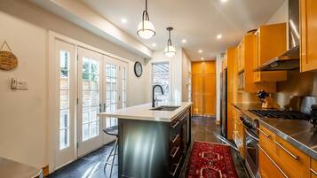 Coffee/tea maker, fridge, microwave, oven
