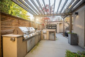 Terrace/patio - Magnificent 3BR Home Downtown, Near Everything! (Toronto)