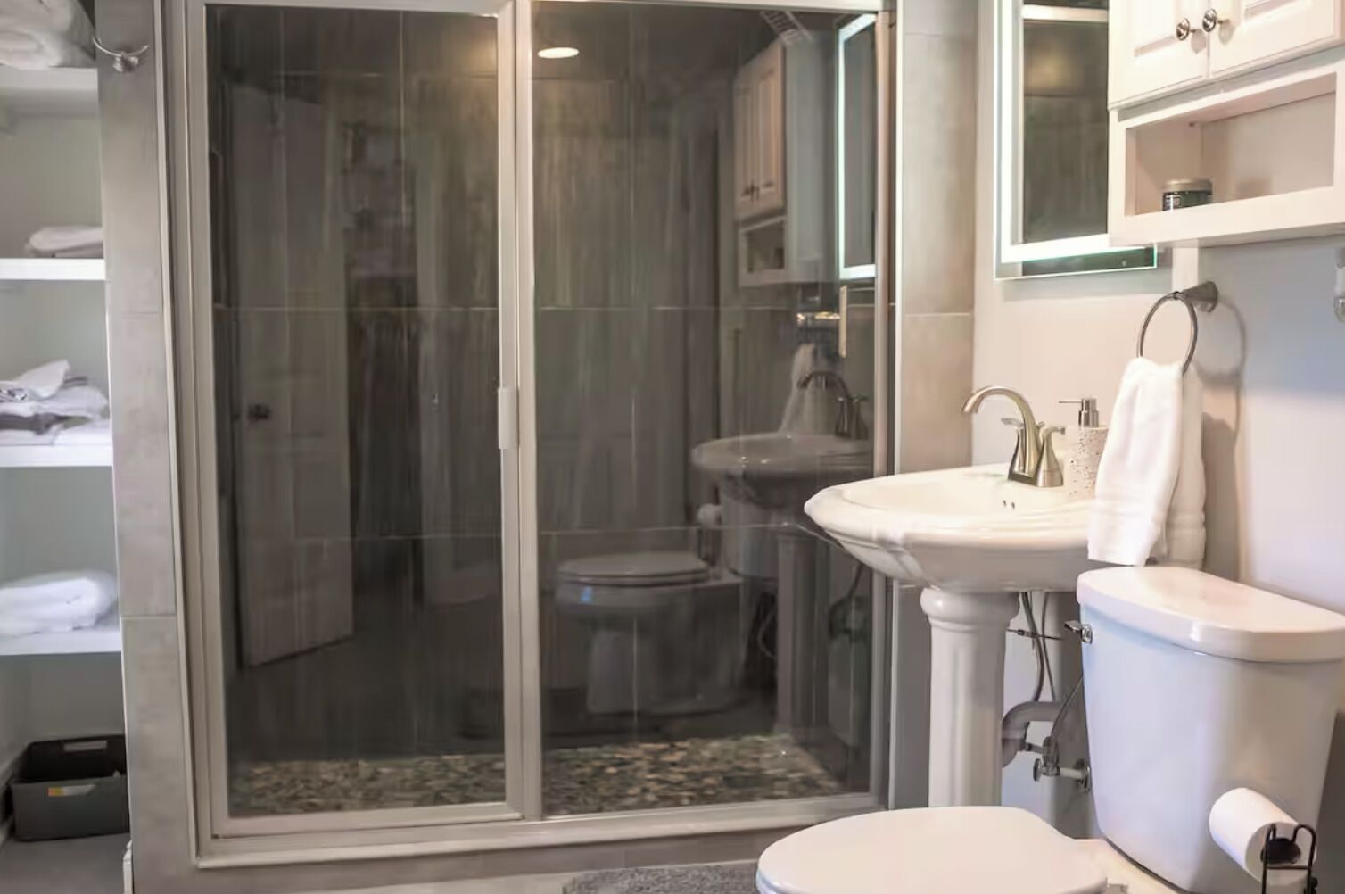 Een douche, een haardroger, handdoeken, zeep