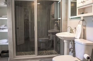 Dusche, Haartrockner, Handtücher, Seife