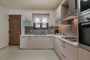 Fridge, microwave, oven, coffee/tea maker