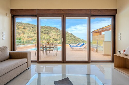 Nikos Villa in Palaiokastro near the beach and taverns