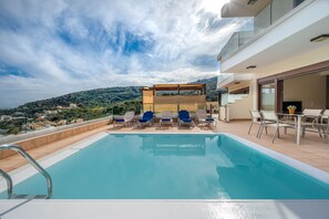 Pool - Nikos Villa in Palaiokastro near the beach and taverns (Palaiokastro)