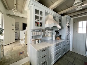 ثلاجة، فرن، موقد طهي مسطح، غسالة أطباق