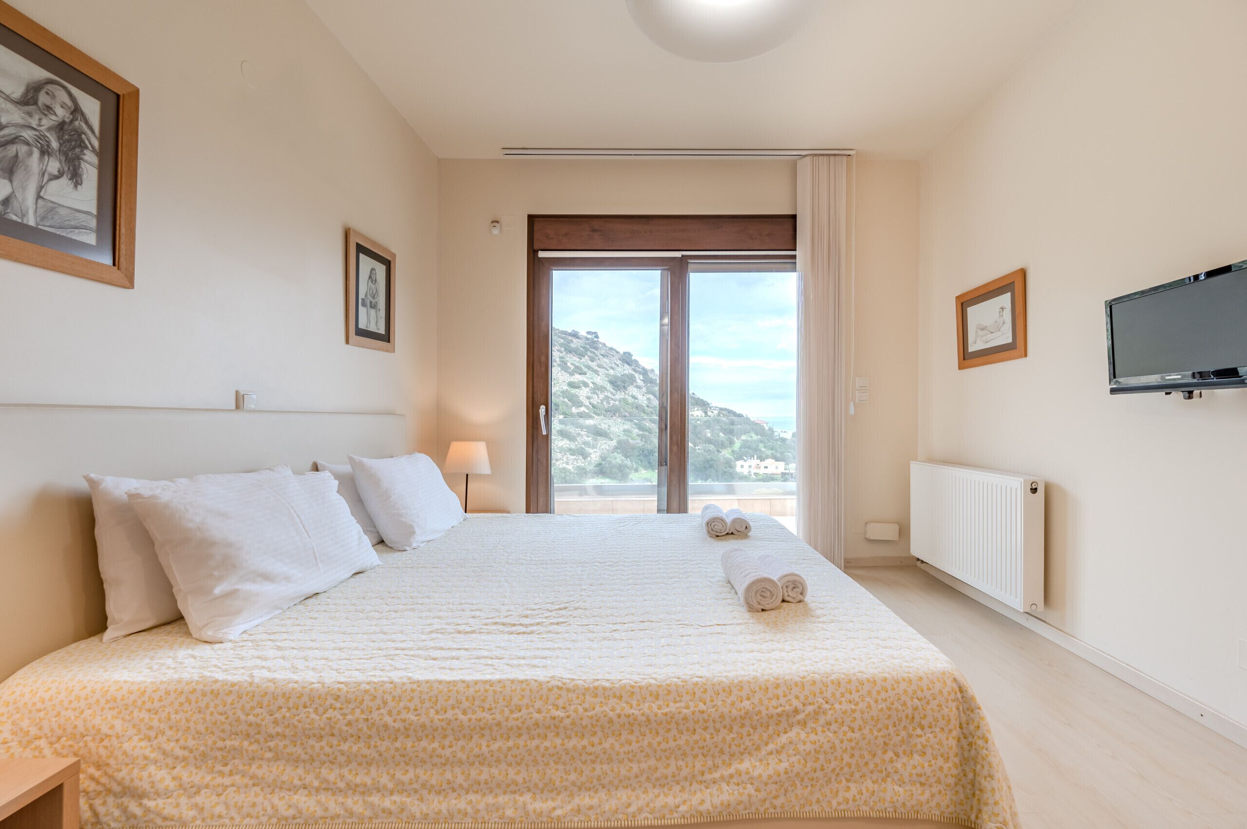 3 bedrooms, desk, iron/ironing board, free WiFi