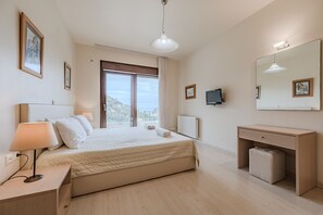 3 slaapkamers, een bureau, een strijkplank/strijkijzer, gratis wifi