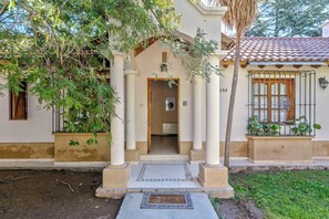 Property entrance - MOT Alzaga (Chacras de Coria)