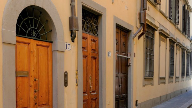 Un bâtiment doté de deux portes en bois, chacune portant un numéro.