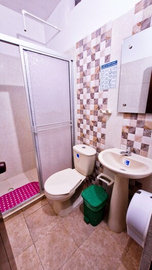 Basic Double Room, Mountain View | Bilik Mandi | Pancuran mandi, tuala disediakan, sabun, tisu tandas