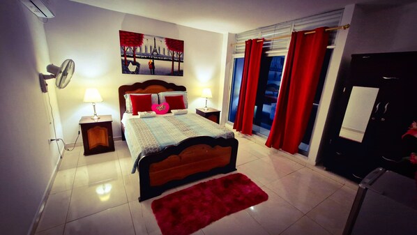 Deluxe tweepersoonskamer, balkon, uitzicht op de stad | Gratis wifi