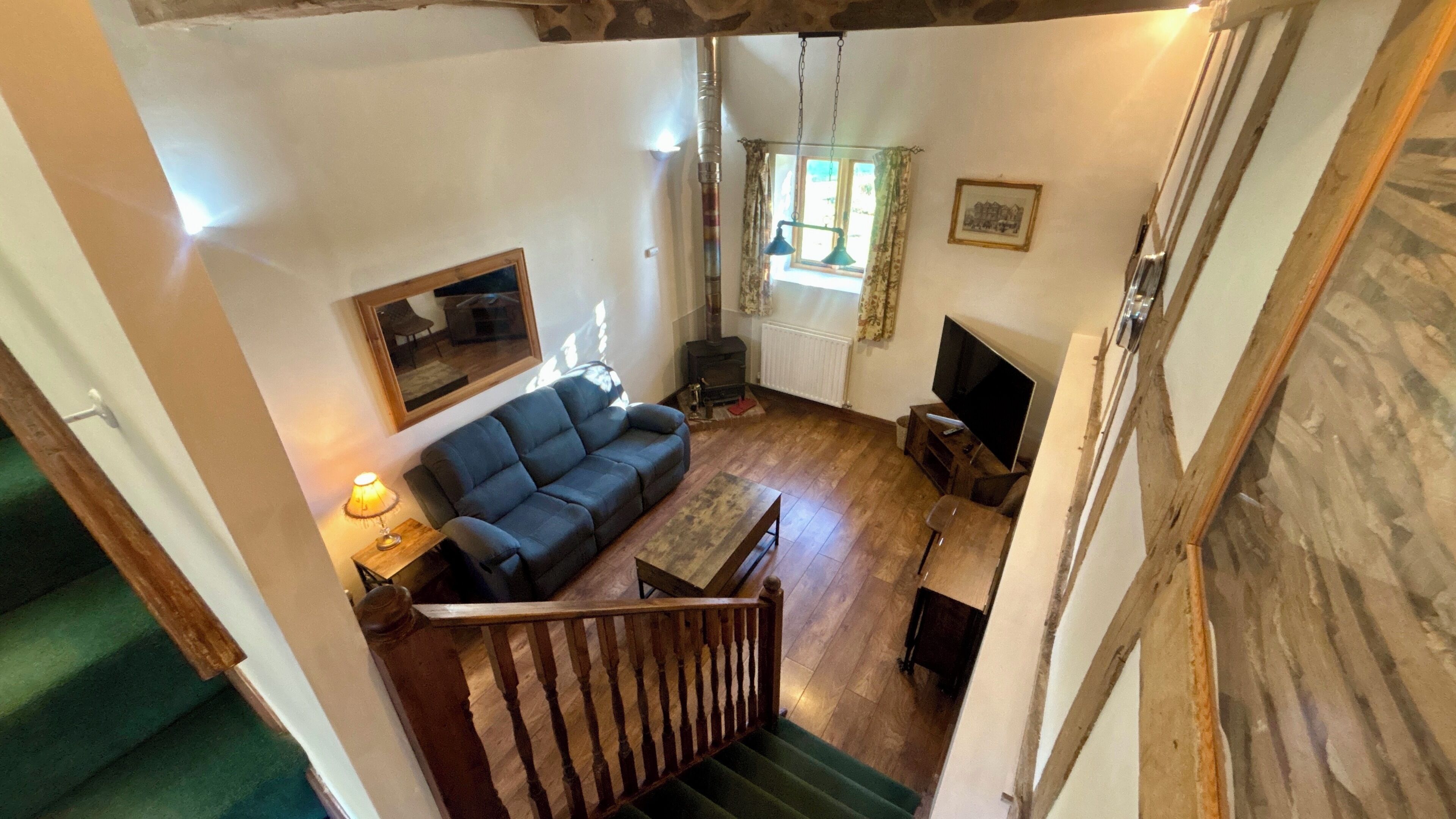 Una sala de estar acogedora con sofá, mesa, televisor y chimenea.