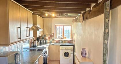 Cosy Annex cottage of a Grade II Listed Buliding near Ludlow, pet friendly.