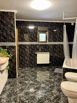 Haartrockner, Bidet, Handtücher, Seife