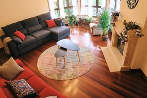 Smart TV, fireplace