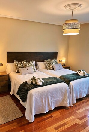 5 室のベッドルーム、アイロン / アイロン台、旅行用ベビーベッド、ベッドシーツ