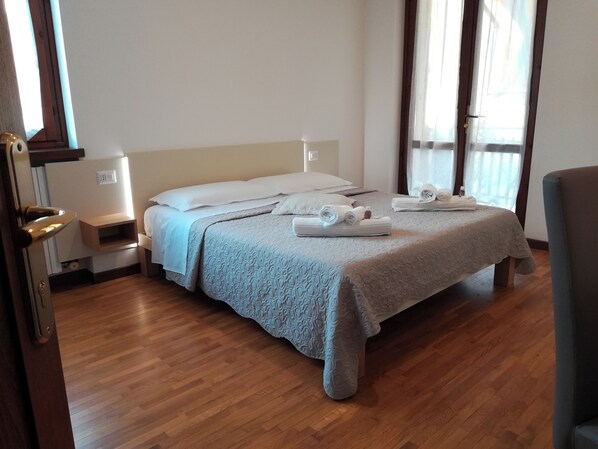 3 bedrooms, desk, iron/ironing board, travel crib