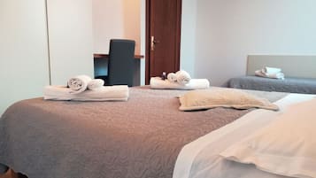 3 Schlafzimmer, Schreibtisch, Bügeleisen/Bügelbrett, Reisekinderbett