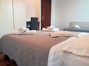 3 Schlafzimmer, Schreibtisch, Bügeleisen/Bügelbrett, Reisekinderbett