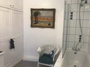 Haartrockner, Handtücher, Seife, Toilettenpapier