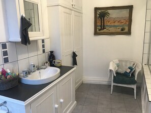 Hair dryer, towels, soap, toilet paper - LOVELY COTTAGE TERRACE HOME, Leek Centre (Leek)