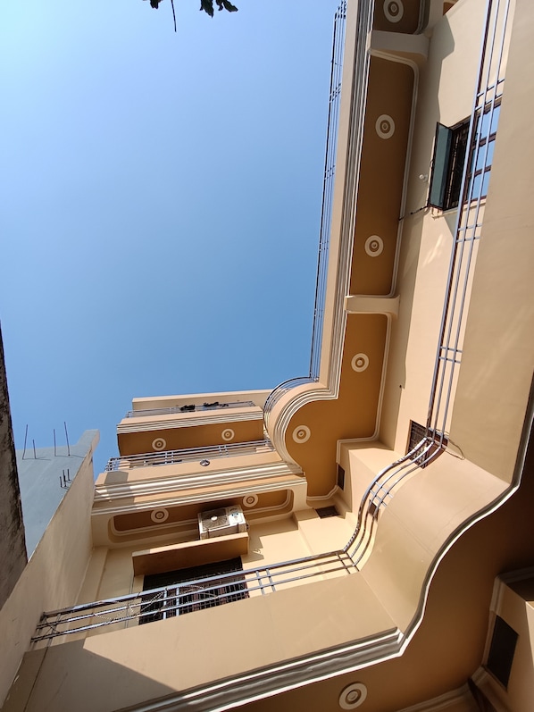 تفاصيل الفندق من الخارج