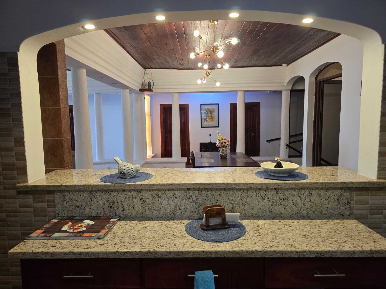 Grand réfrigérateur, micro-ondes, plaque de cuisson, lave-vaisselle