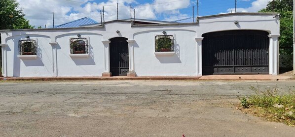 Front of property - Hostal Casa San Mateo (León)