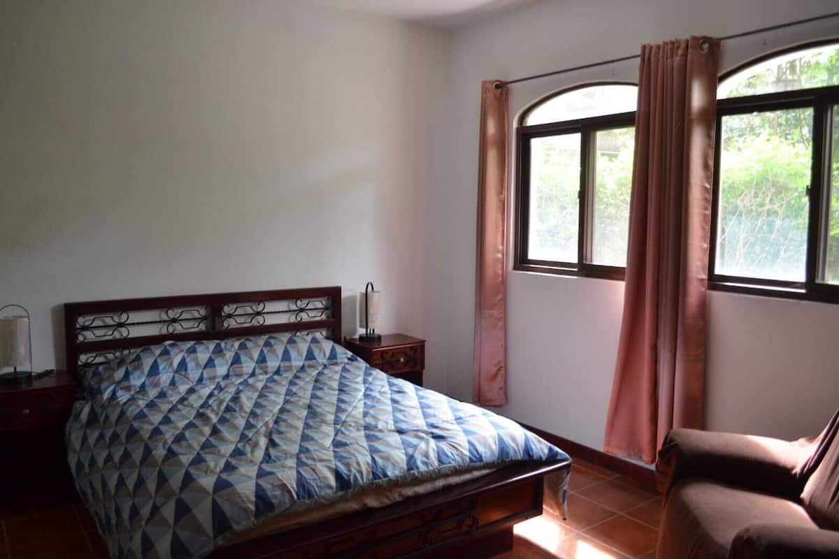 Exclusieve tweepersoonskamer | Luxe beddengoed, donzen dekbedden, bedden met traagschuimmatras