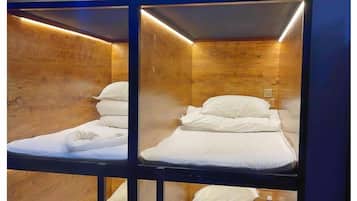2 kamar tidur, meja kerja, setrika/meja setrika, dan Wi-Fi