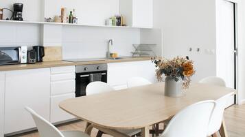 Een koelkast, een microgolfoven, een oven, een vaatwasser