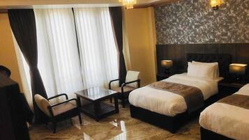 高級寢具、記憶床墊、迷你吧、布置獨特