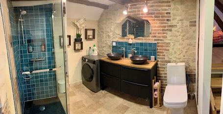 Shower, hair dryer, towels, soap. Charming gîte in the heart of a water mill. 40 minutes from Le Mans and 15 minutes from Le Perche