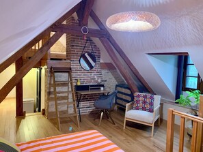 1 habitación, tabla de planchar con plancha y cuna de viaje 