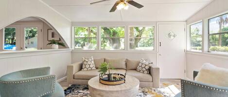 スマートテレビ、テーブルサッカー台、書庫