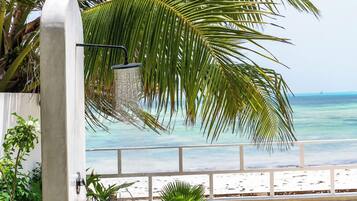 Vila Comfort, balkon, pemandangan pantai | Shower kamar mandi